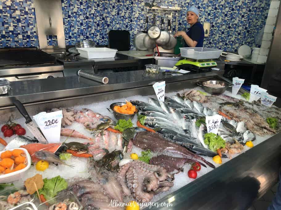 fish display inside Peshk i Fresket Bracja 2 in Durres